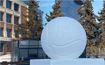 Огромный волейбольный мяч из снега появился на красноярской площади Мира