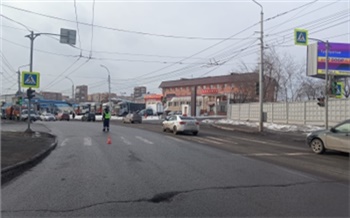 В Красноярске курьер на электровелосипеде сбил студентку и сбежал