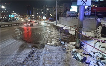 В Красноярске из-за порыва на Белинского затопило дорогу