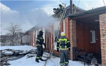 В Шарыпово из горящего дома эвакуировали запертого матерью 9-летнего ребенка