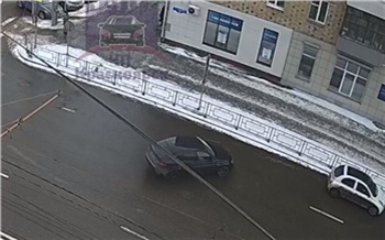«Как разбиваются амбиции»: в центре Красноярска резкий водитель на BMW врезался в забор