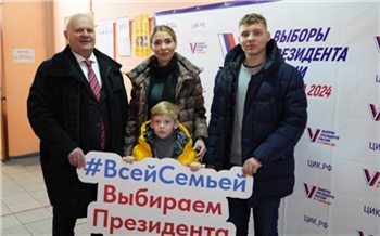 Мэр Красноярска с супругой и детьми проголосовал на выборах президента РФ