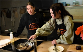 В проекте «Тайга на тарелке» певица Айна и ее гость приготовили изысканный стейк из оленины