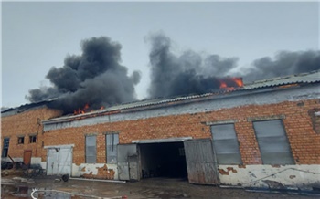 В Назаровском районе загорелся гараж крупного сельхозпредприятия