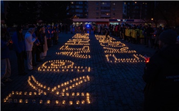 В Красноярске зажгли две тысячи свечей в память о жертвах теракта в «Крокус Сити Холл»
