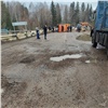 Грузовик с бревнами перевернулся на трассе в Красноярском крае 