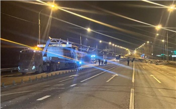 Грузовик уронил опору светофора под Красноярском и перекрыл федеральную трассу