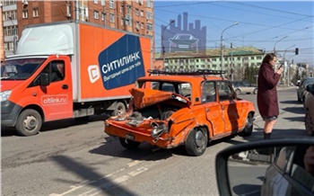 «Пошел на страйк»: в Красноярске грузовик устроил массовую аварию
