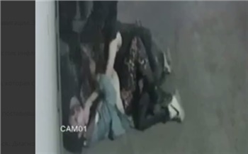 В центре Красноярска пьяная девушка жестоко избила подругу