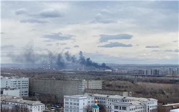 На правобережье Красноярска заметили огромный столб черного дыма