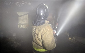 На правобережье Красноярска горит расселенный барак с газовой подстанцией по соседству