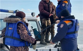 Трое рыбаков из Хакасии уплыли на льдине по Красноярскому водохранилищу