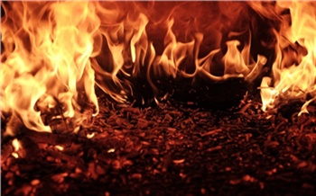 Из-за поврежденного шнура от холодильника в Красноярске выгорела квартира: два человека в больнице