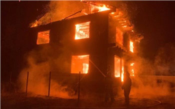 Три человека погибли при крупном пожаре на юге Красноярского края