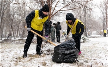 Более 150 нефтяников РН-Ванкор на субботнике в Красноярске помогли с уборкой территории и благоустройством детского центра