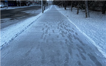 После мокрого снегопада улицы Красноярска покрылись ледяной коркой