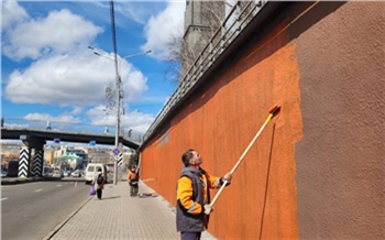 В Красноярске закрасили вандальные граффити на стене возле мэрии