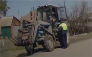Ездивший по селу под Красноярском пьяный тракторист попался полиции