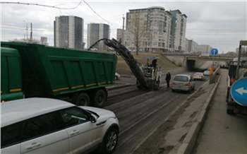 В Красноярске снимают асфальт на разбитых Игарской и в Сибирском