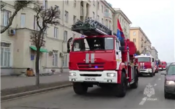 По Красноярску прошел парад пожарных машин