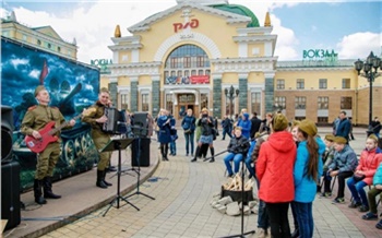 Концерт, танцы и «Поезд Победы»: КрасЖД на площади у вокзала поздравит горожан и гостей города с 9 Мая