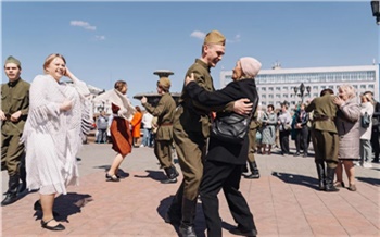 В честь Дня Победы на железнодорожном вокзале в Красноярске развернулось театрализованное шоу