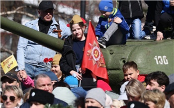 Поднятие флага и возложение цветов к Вечному огню: красноярцы празднуют День Победы