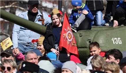 Поднятие флага и возложение цветов к Вечному огню: красноярцы празднуют День Победы