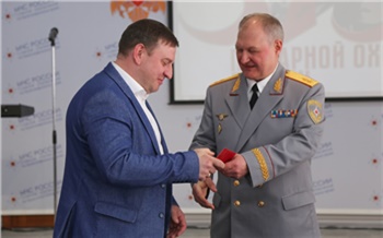 Руководителю красноярского филиала Ростелекома вручили награду от МЧС России