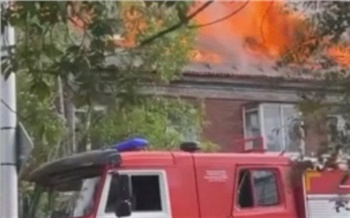 «Старая электрика и коммуникации»: в Красноярске на улице Паровозной загорелся двухэтажный дом