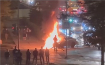 BMW сгорел в центре Красноярска