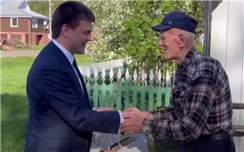 Губернатор Красноярского края поздравил участника Великой Отечественной войны со 100-летним юбилеем