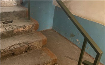 В Лесосибирске женщина запнулась на разрушенных ступенях в подъезде и сломала пятку