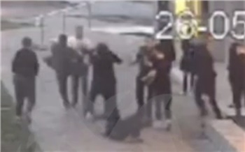 Полиция выясняет обстоятельства массовой драки у бара в Красноярске