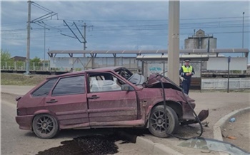 В Красноярске ВАЗ влетел в столб: один человек погиб, двое в больнице