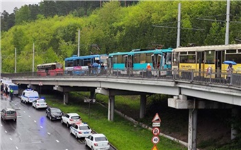 В Кемерове из трамвая на ходу под колеса машин выпали пассажиры