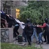 Находящихся в федеральном розыске иностранцев задержали в хостелах в Красноярске (видео)