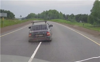 На трассе под Красноярском неадекватный водитель ехал без колеса