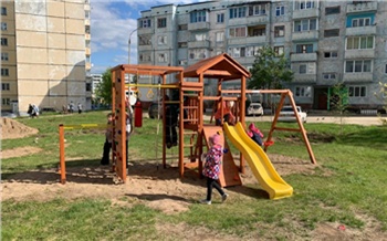 Качели, горка и скалодром: волонтеры Богучанской ГЭС установили детскую площадку в одном из дворов Кодинска