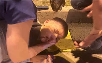 В Красноярске мужчина жестоко избил своего своего пасынка на глазах у прохожих