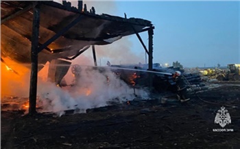В Канске огнеборцы всю ночь тушили пожар на деревообрабатывающем предприятии