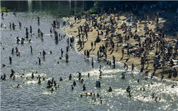 Красноярцы игнорируют запрет и купаются в водоемах на «диких» пляжах