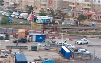 В Красноярске пьяный водитель Range Rover влетел на стройплощадку метро на Молокова