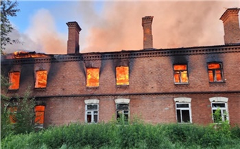 В Красноярске погорела заброшенная старинная казарма на Малиновского