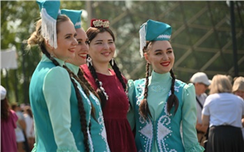 «Горы чак-чака, борьба на поясах и татарские забавы»: как в Красноярске отметили Сабантуй