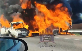 В Красноярске возле Путинского моста в ДТП загорелись две фуры и легковушка