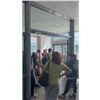 В красноярском аэропорту пассажирам пришлось полчаса ждать автобус в душном тамбуре (видео)