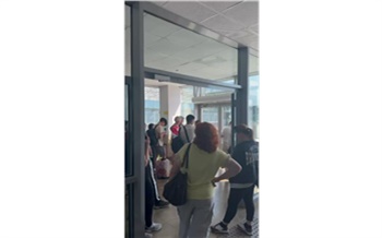 В красноярском аэропорту пассажирам пришлось полчаса ждать автобус в душном тамбуре