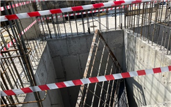 Двое молодых рабочих упали в шахту лифта на стройке поликлиники в красноярском Пашенном