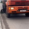 «Ситуация требует срочного вмешательства»: после дождя красноярские дороги чистят от грязи (видео)